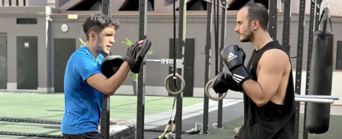 Missael Giron realizando clases de boxeo personalizadas en el solárium de Aiguajoc